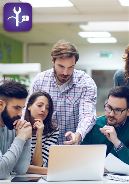 Equipo de desarrollo revisando un proyecto de software a la medida en un portátil